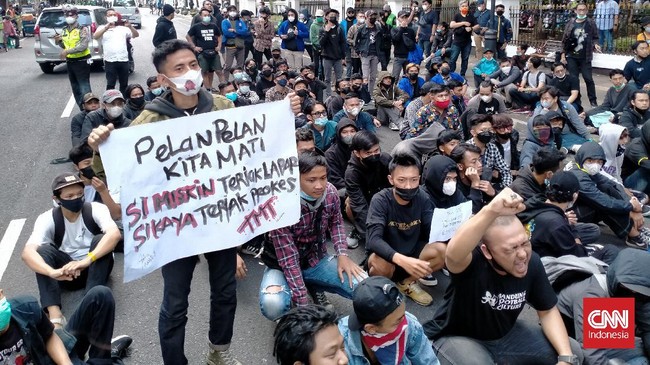 Ratusan warga Bandung dari kalangan mahasiswa, pelajar, ojek online, hingga pedagang turun ke jalan menggemakan penolakan PPKM.