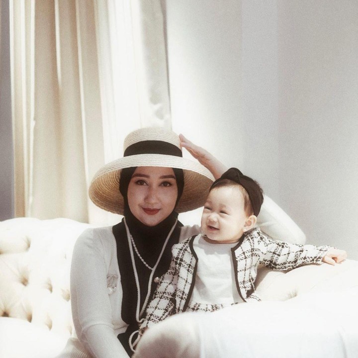 <p>Keduanya tampak tengah lakukan sesi <em>photoshoot</em> bersama, nih. (Foto: Instagram @dianpelangi)</p>