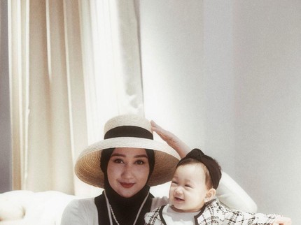 Jalani Photoshoot, Intip 7 Potret Menggemaskan Bayi Perempuan Dian Pelangi