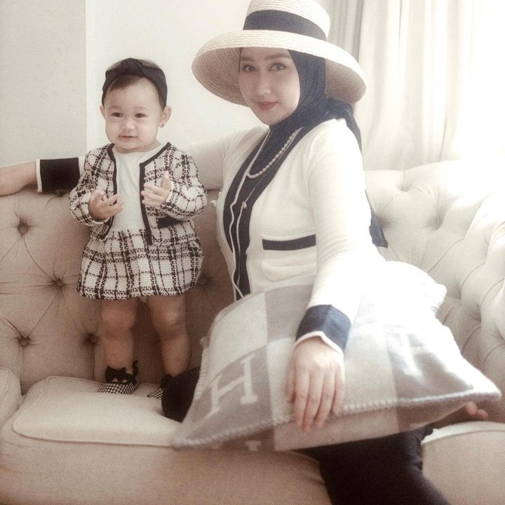 <p>Sejak kecil, Rumaisha memang memiliki banyak penggemar, Bunda. Hal ini karena Rumaisha memilik paras yang amat cantik juga imut seperti ibundanya. (Foto: Instagram @dianpelangi)</p>
