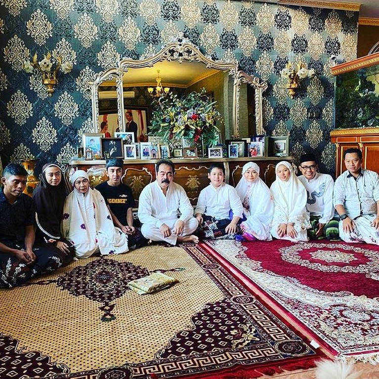 Gaya Selebriti Tanah Air Rayakan Momen Lebaran Idul Adha 1442 H Ini adalah potret sederet artis Tanah Air merayakan hari Raya Idul Adha dengan cara dan gaya masing-masing. Yuk intip!