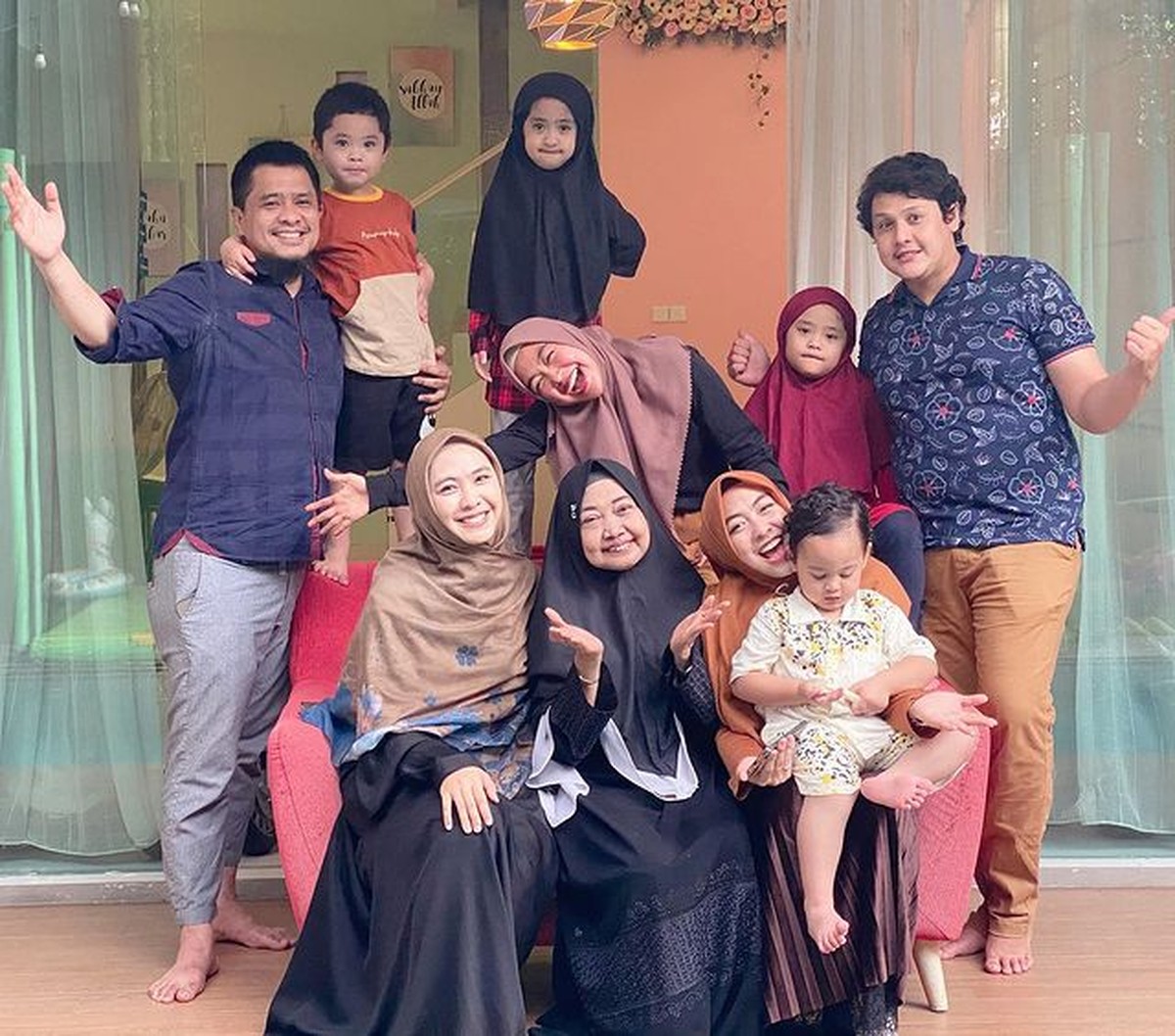 Ini adalah potret sederet artis Tanah Air merayakan hari Raya Idul Adha dengan cara dan gaya masing-masing&period; Yuk intip&excl;