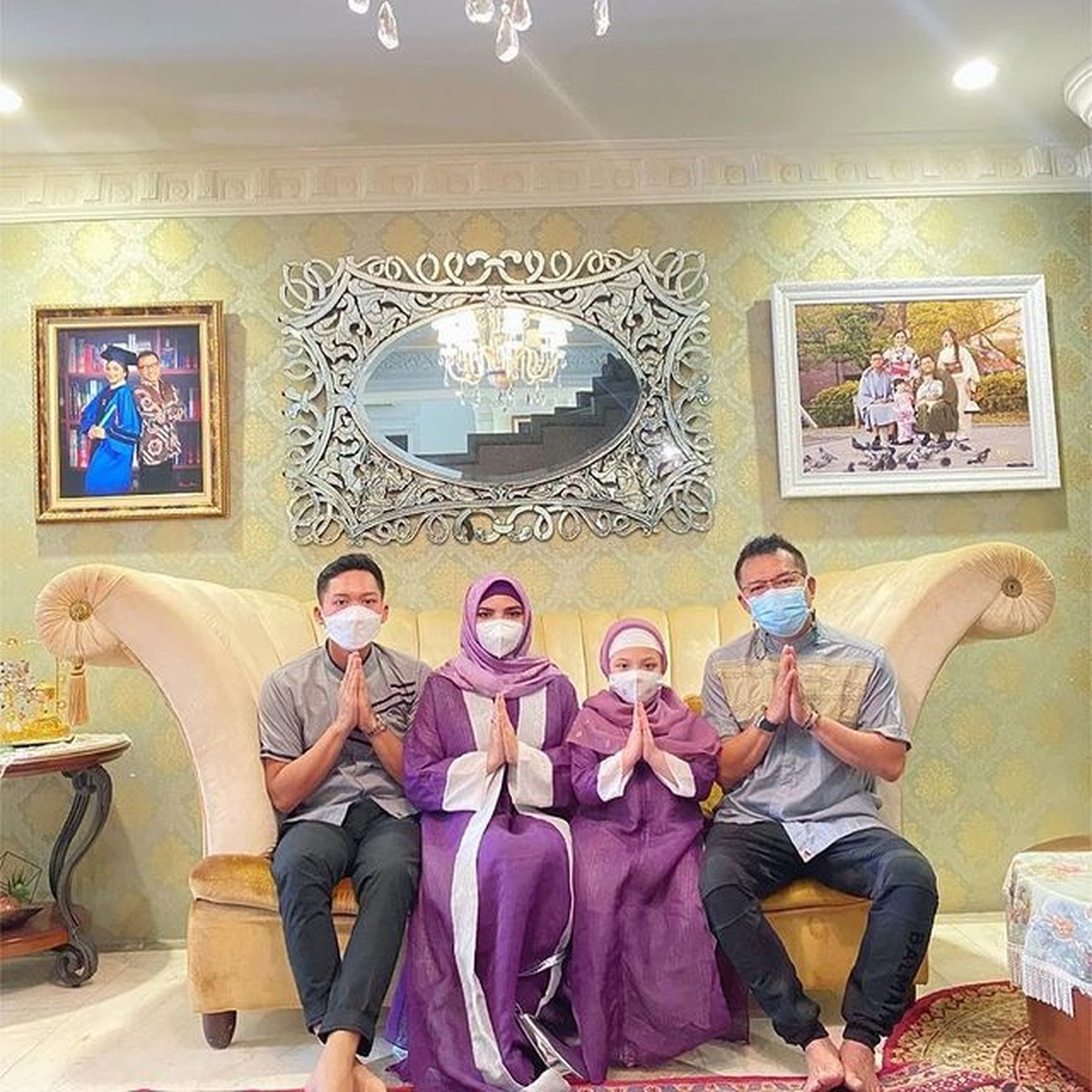 Ini adalah potret sederet artis Tanah Air merayakan hari Raya Idul Adha dengan cara dan gaya masing-masing&period; Yuk intip&excl;