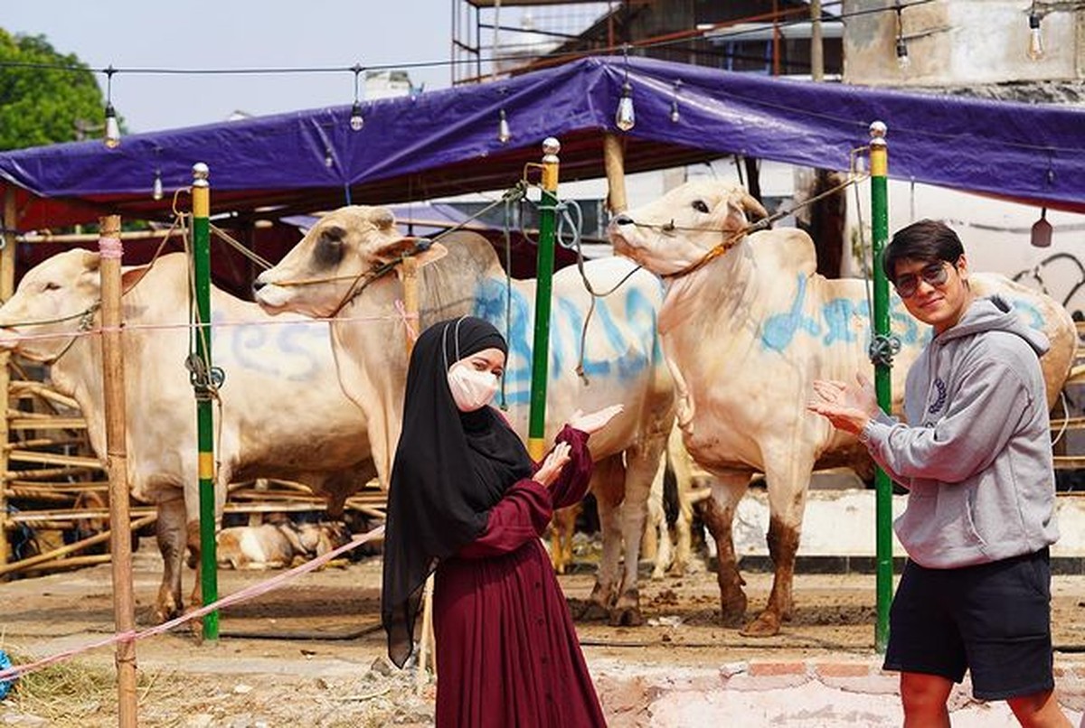 Ini adalah potret sederet artis Tanah Air merayakan hari Raya Idul Adha dengan cara dan gaya masing-masing&period; Yuk intip&excl;