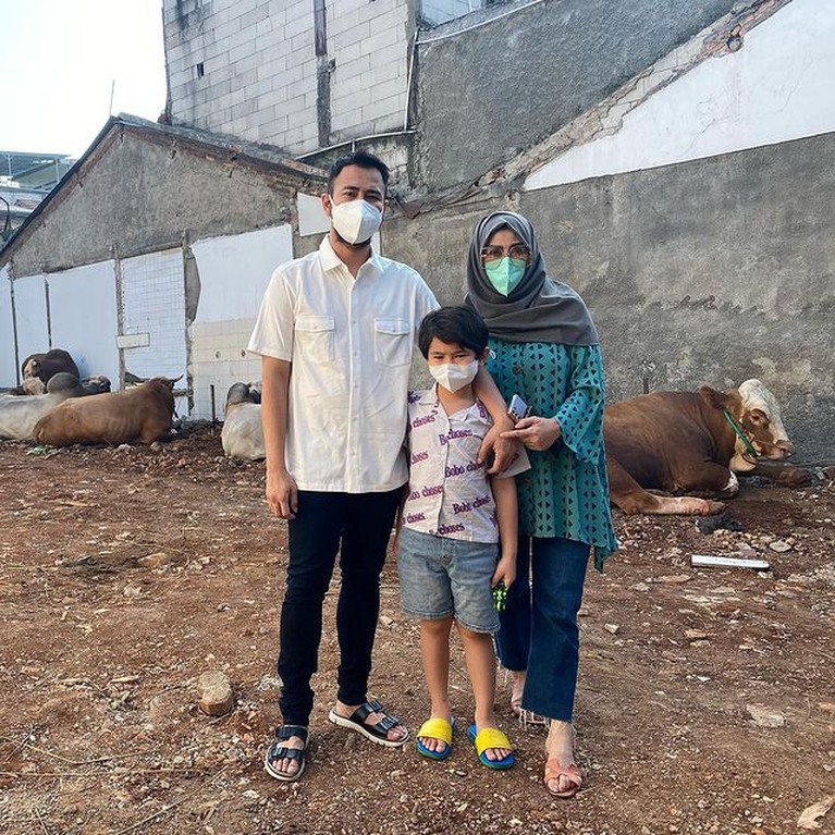 Gaya Selebriti Tanah Air Rayakan Momen Lebaran Idul Adha 1442 H Ini adalah potret sederet artis Tanah Air merayakan hari Raya Idul Adha dengan cara dan gaya masing-masing. Yuk intip!