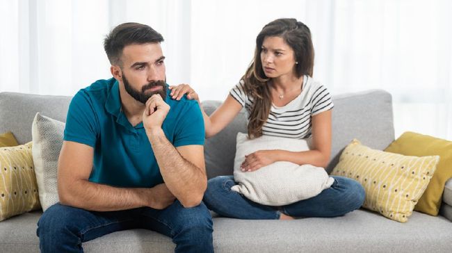 5 Cara Tenangkan Suami yang Marah Masalah rumah tangga seringkali tak bisa dihindari, tak ada yang pernah adem ayem selamanya.. Berikut cara tenangkan suami yang marah.
