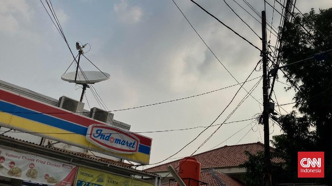Jumlah pelanggan minyak goreng kemasan di Indomaret Bintaro tak seramai dulu ketika masih dijual Rp14 ribu per liter.
