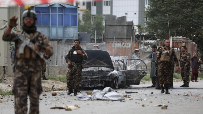 Kemlu RI masih memonitor situasi di Afghanistan menyusul pertempuran Taliban dan pasukan pemerintah, sementara sejumlah negara lain mulai mengevakuasi warganya.