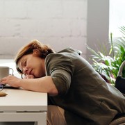 Pola Tidur Berantakan Akibat WFH, Ini 5 Cara Mudah Mengatasinya
