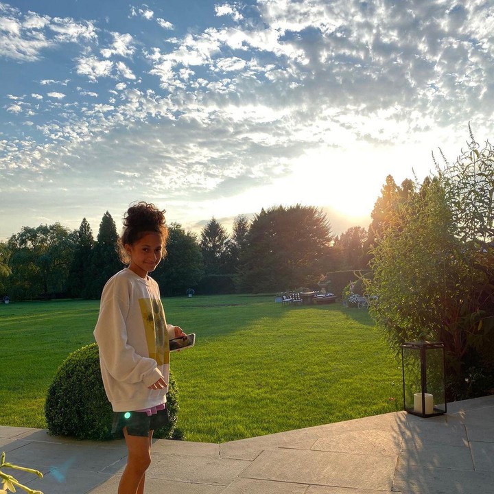 <p>Kini di usia beranjak remaja, Emme tumbuh menjadi sosok dengan penampilan yang tak kalah cantik seperti ibundanya, lho. (Foto: Instagram @jlo)</p>