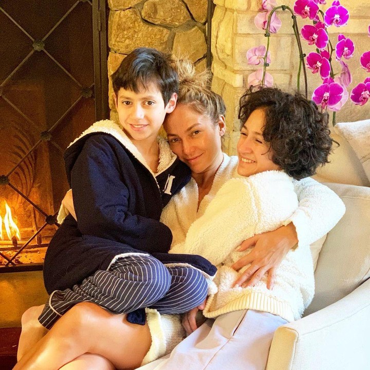 <p>Jennifer Lopez memiliki anak kembar berjenis kelamin laki-laki dan perempuan, yakni Emme Maribel Muniz dan Maximillian David Muniz, Bunda. (Foto: Instagram @jlo)</p>