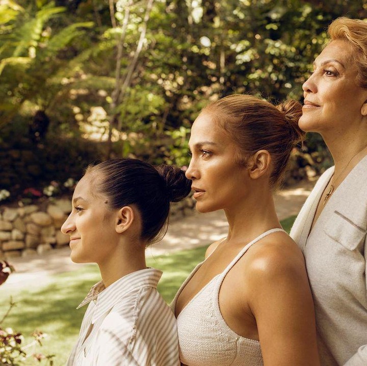 <p> Jennifer Lopez kerap membagikan potret Emme di laman Instagram nih, Bunda. (Foto: Instagram @jlo)</p>