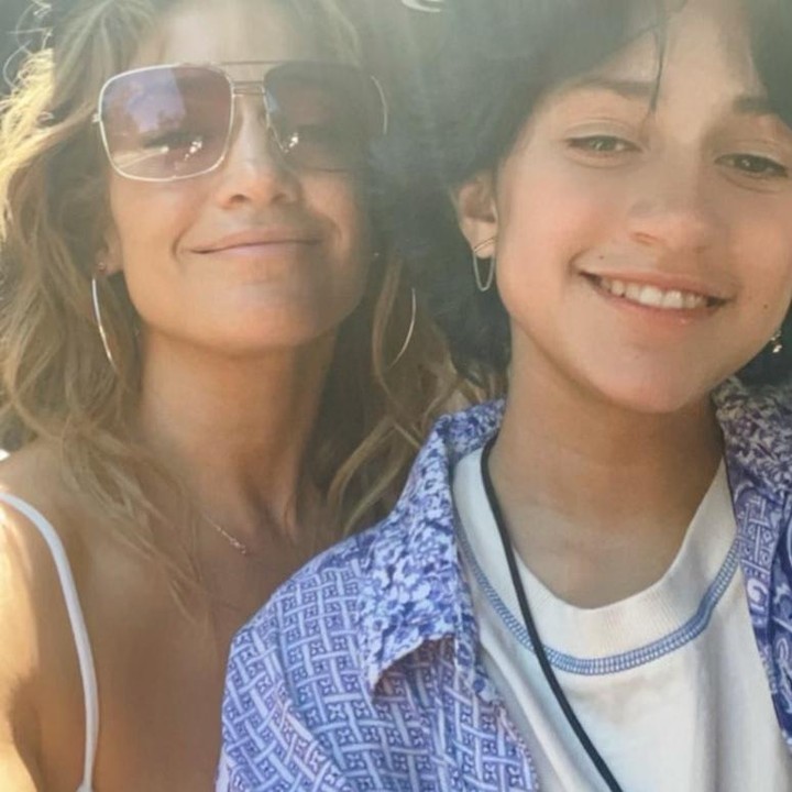 <p> Emme juga terlihat memiliki rupa yang tak kalah menarik seperti bundanya. Bagaimana menurut Bunda?  (Foto: Instagram @jlo)</p>
