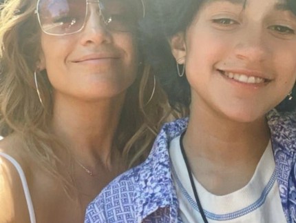 5 Potret Cantik Putri Jennifer Lopez yang Kini Sudah Remaja