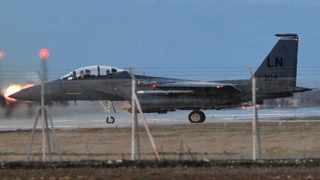 Dua tet tempur F-15 AS serang gudang senjata di Suriah yang diduga milik Iran dan afiliasinya.