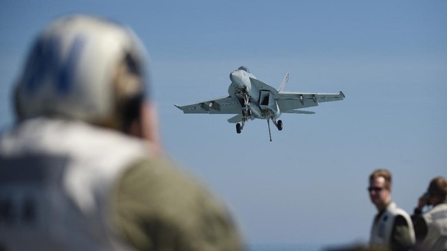Jet Tempur F-18 AS Jatuh di Laut Merah Setidaknya dalam sepekan ini sudah dua kali insiden jet tempur AS jatuh di Laut Merah saat akan mendarat di Kapal Induk Truman.