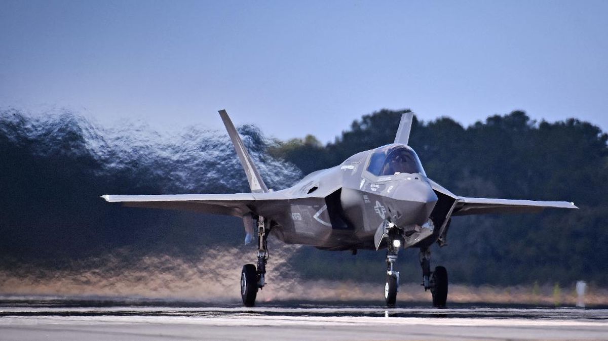 Iran Tembak 12 Rudal Balistik, Targetkan Jet Tempur F-35 Dan F-15 As