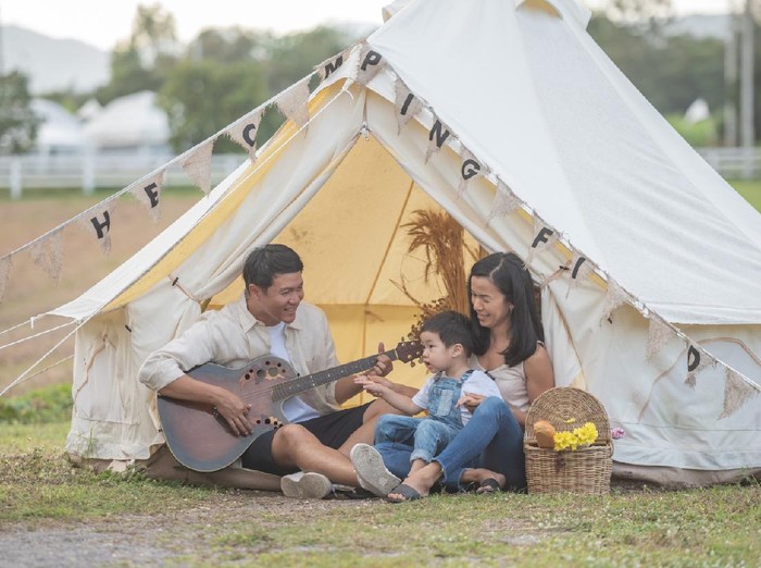 Agar tidak bosan selama PPKM di Rumah, kamu bisa mengajak si kecil camping di halaman rumah atau di garasi