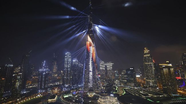 Ada kisah unik di balik aksi menantang pramugari yang berdiri di puncak Burj Khalifa, menara tertinggi di dunia yang berada di Dubai.