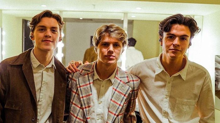 New Hope Club punya tiga personil dengan jarak umur yang nggak begitu jauh, lho. Ada Reece Bibby yang lahir tahun 1998, lalu ada George Smith dan Blake Richardson yang sama-sama kelahiran 1999. (Foto: instagram/newhopeclub).
