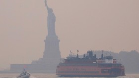FOTO: Langit Kelabu New York Diserbu Abu Kebakaran Hutan
