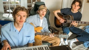 Viral Lewat Lagu 'Know Me Too Well', Intip 7 Fakta Menarik Seputar Trio Pop New  Hope Club Berikut - Foto 1