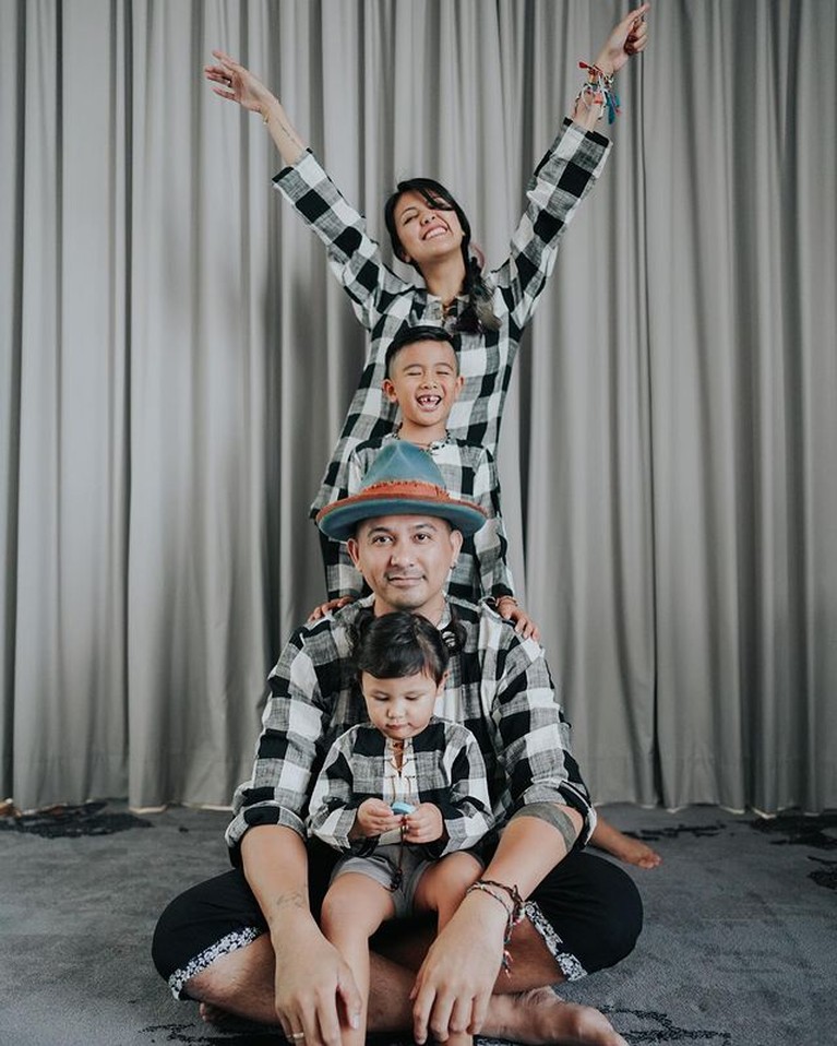 Outfit Keluarga Ryan Delon & Sharena, Pakai Jersey Kembaran Saat Nobar Keluarga Ryan Delon dan Sharena memang terkenal harmons jauh dari gosip miring. Yuk kita intip potret outfit kompak mereka!
