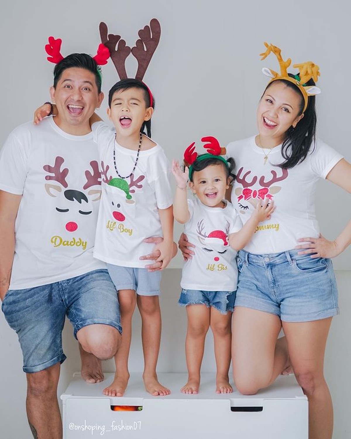 Keluarga Ryan Delon dan Sharena memang terkenal harmons jauh dari gosip miring&period; Yuk kita intip potret outfit kompak mereka&excl;