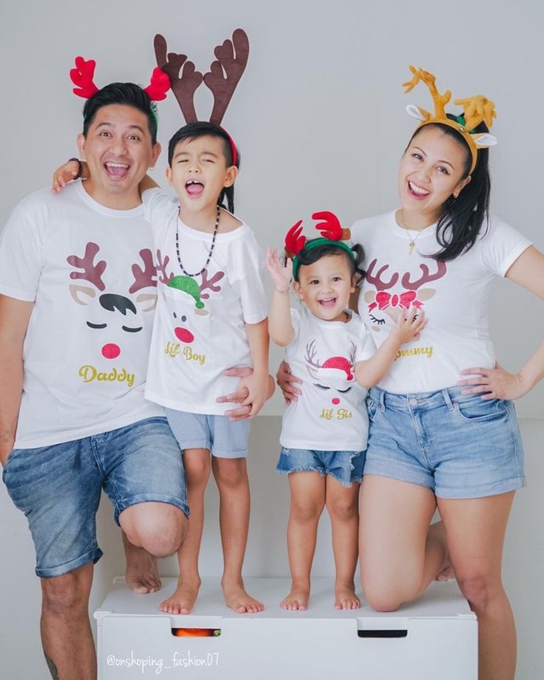 Outfit Keluarga Ryan Delon & Sharena, Pakai Jersey Kembaran Saat Nobar Keluarga Ryan Delon dan Sharena memang terkenal harmons jauh dari gosip miring. Yuk kita intip potret outfit kompak mereka!