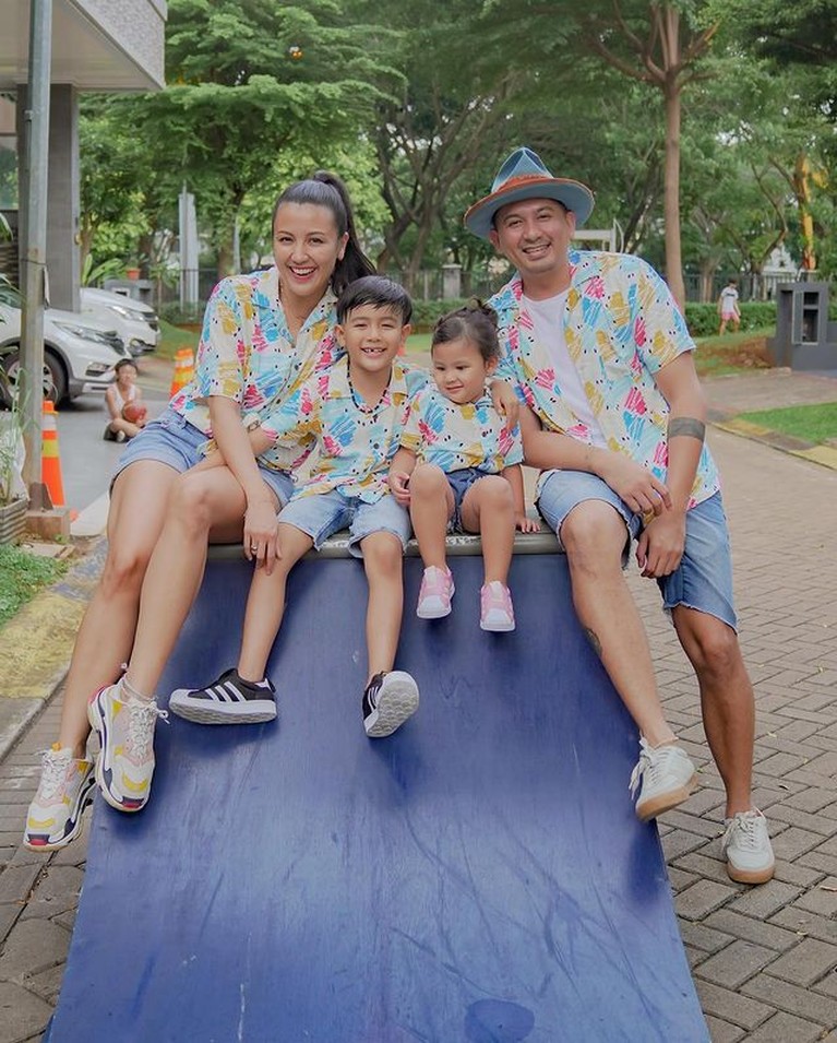 Outfit Keluarga Ryan Delon & Sharena, Pakai Jersey Kembaran Saat Nobar Keluarga Ryan Delon dan Sharena memang terkenal harmons jauh dari gosip miring. Yuk kita intip potret outfit kompak mereka!