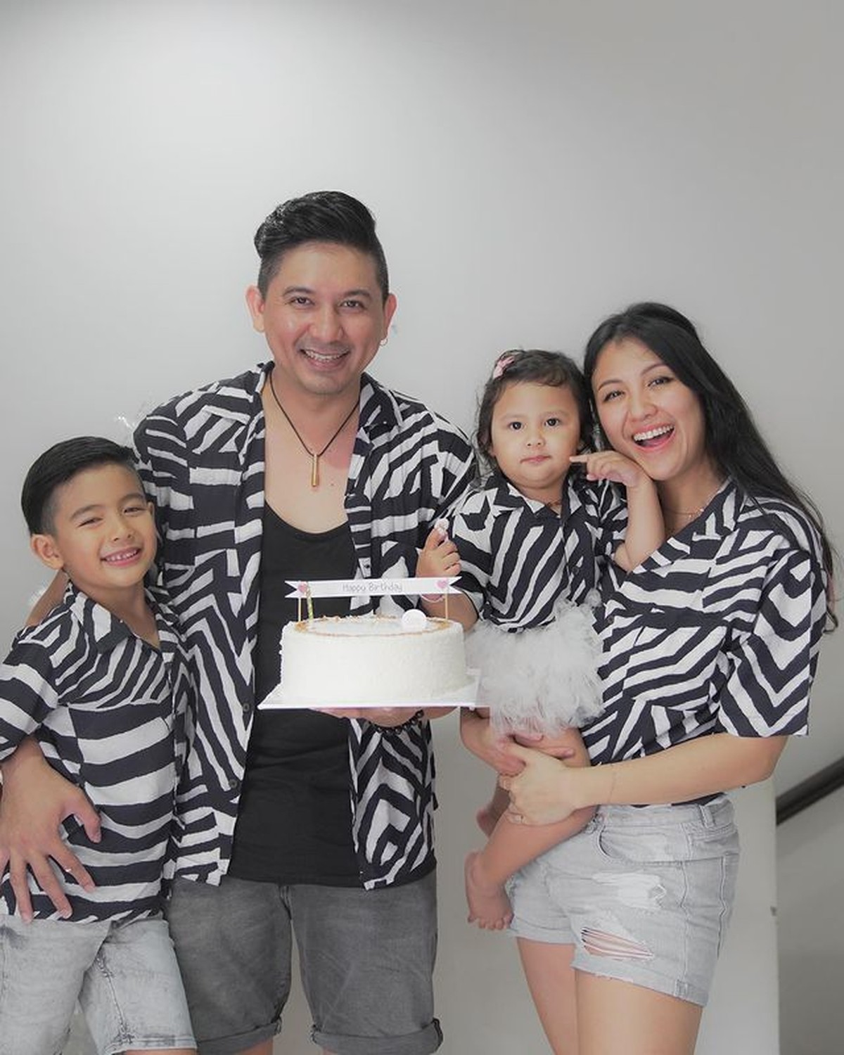 Keluarga Ryan Delon dan Sharena memang terkenal harmons jauh dari gosip miring&period; Yuk kita intip potret outfit kompak mereka&excl;