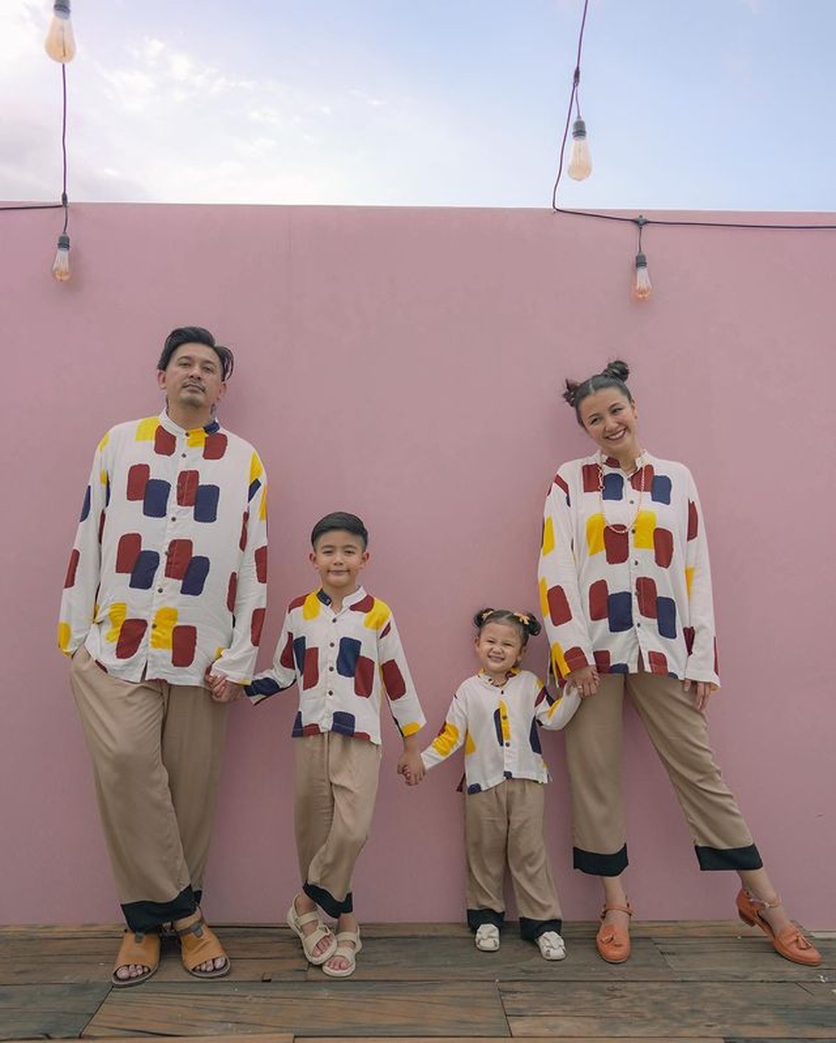 Keluarga Ryan Delon dan Sharena memang terkenal harmons jauh dari gosip miring&period; Yuk kita intip potret outfit kompak mereka&excl;