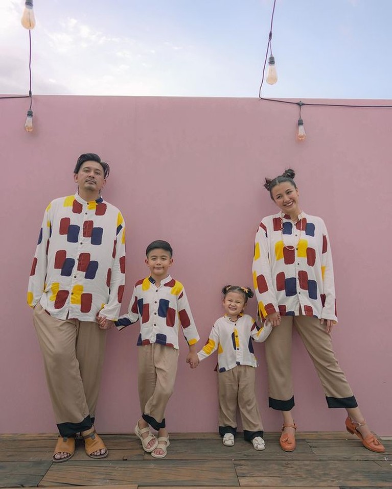 Keluarga Ryan Delon dan Sharena memang terkenal harmons jauh dari gosip miring. Yuk kita intip potret outfit kompak mereka!