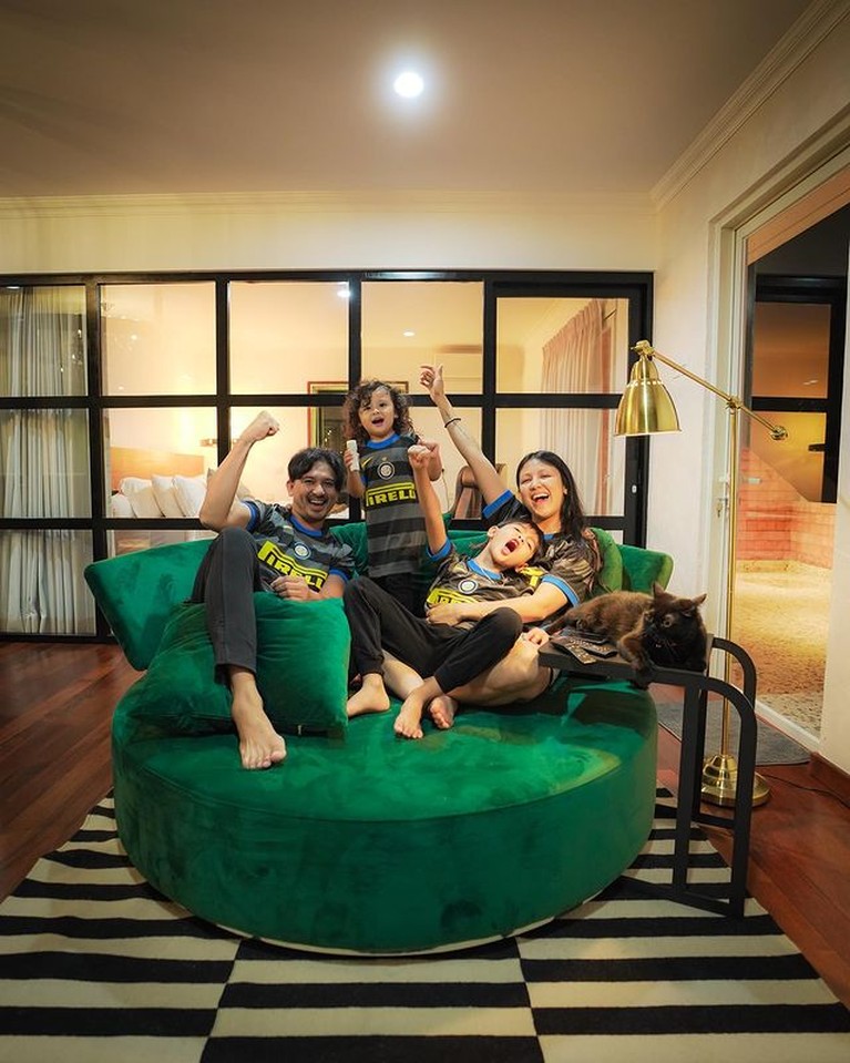 Outfit Keluarga Ryan Delon & Sharena, Pakai Jersey Kembaran Saat Nobar Keluarga Ryan Delon dan Sharena memang terkenal harmons jauh dari gosip miring. Yuk kita intip potret outfit kompak mereka!
