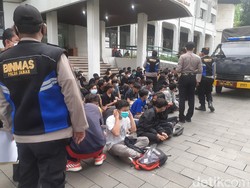 Pelajar SMP-SMA Diamankan Polisi Usai Aksi Tolak PPKM di Bandung