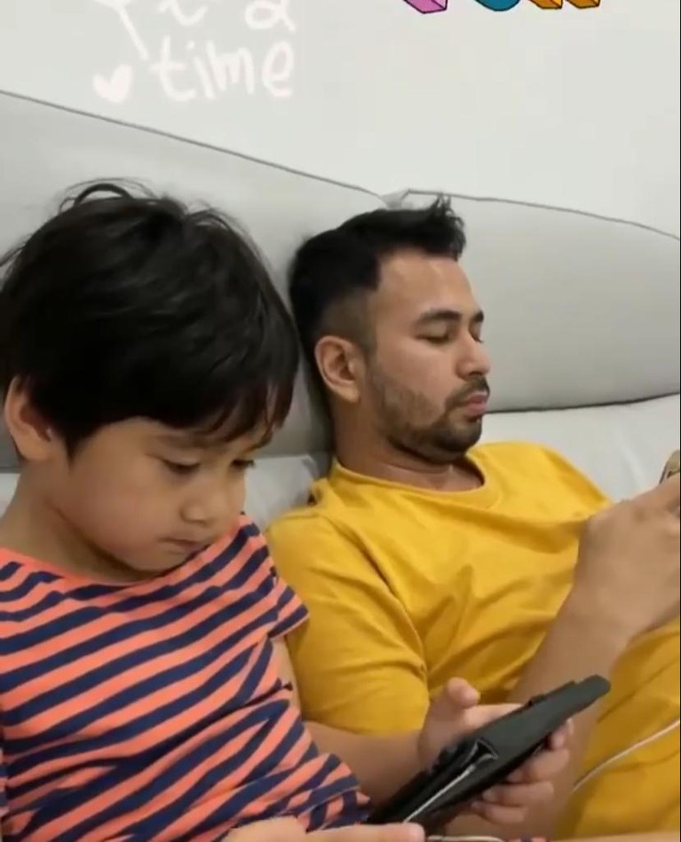 Raffi Ahmad mencuri perhatian dengan penampilan terbarunya. Yuk kita intip potretnya!