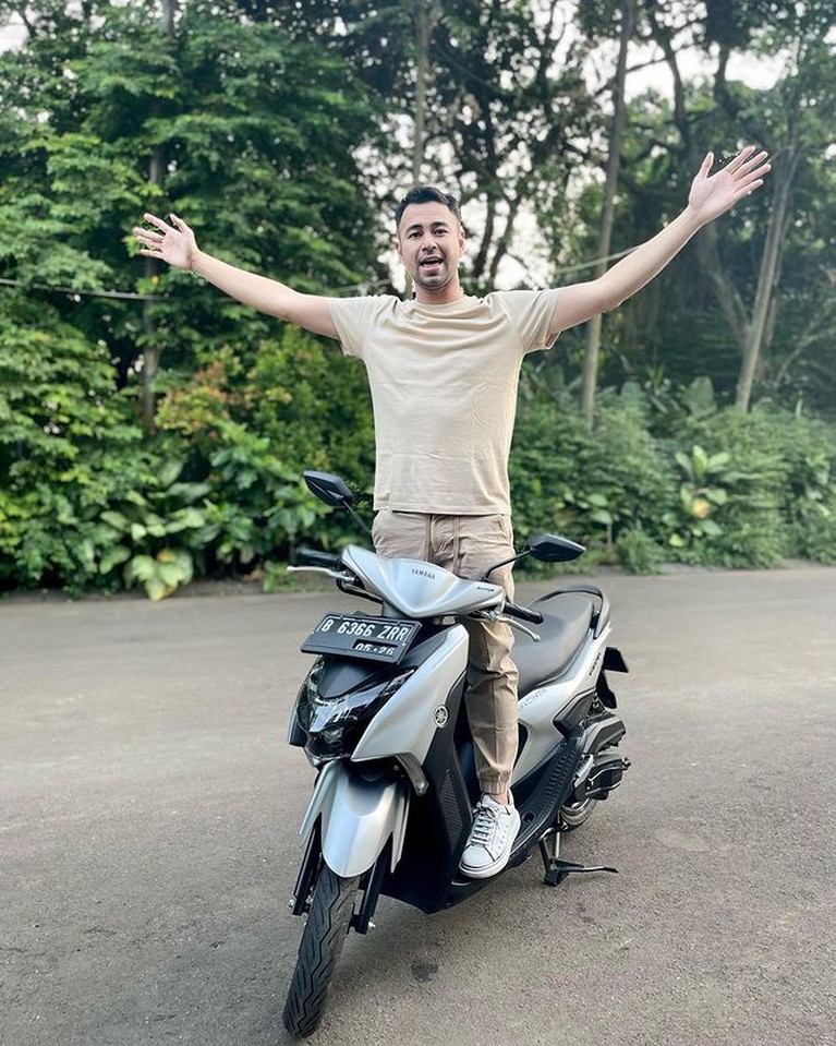 Raffi Ahmad mencuri perhatian dengan penampilan terbarunya. Yuk kita intip potretnya!