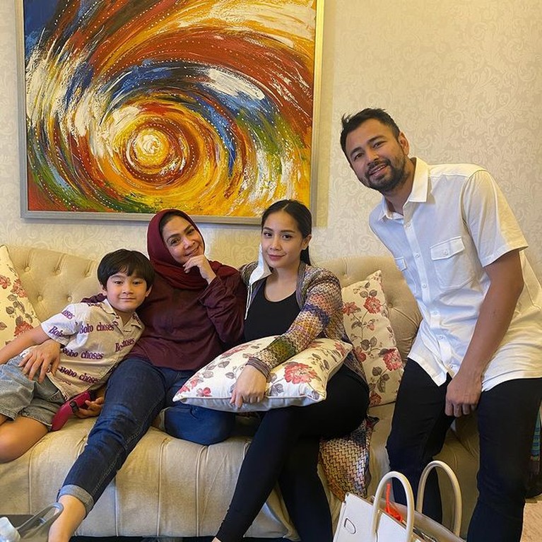 Penampilan Terbaru Raffi Ahmad dengan Brewok Jadi Sorotan Raffi Ahmad mencuri perhatian dengan penampilan terbarunya. Yuk kita intip potretnya!