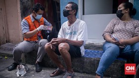 FOTO: Melongok Penyaluran Bansos Tunai dari Rumah ke Rumah
