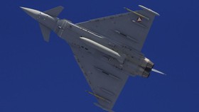 An Eurofighter Typhoon, twin-engine jet fighter from the Austrian Air Force (Bundesheer) is seen in the sky over Kitzbuehel during an air performance on January 26, 2013.     AFP PHOTO / ALEXANDER KLEIN (Photo by ALEXANDER KLEIN / AFP)