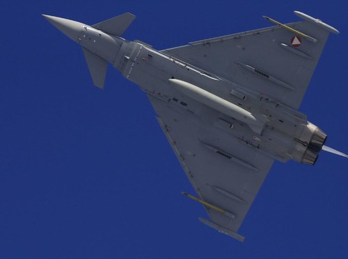 An Eurofighter Typhoon, twin-engine jet fighter from the Austrian Air Force (Bundesheer) is seen in the sky over Kitzbuehel during an air performance on January 26, 2013.     AFP PHOTO / ALEXANDER KLEIN (Photo by ALEXANDER KLEIN / AFP)