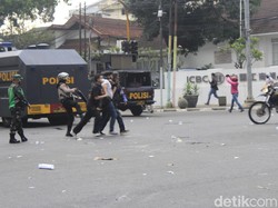 Demonstran Bawa Molotov Saat Aksi Tolak PPKM di Bandung