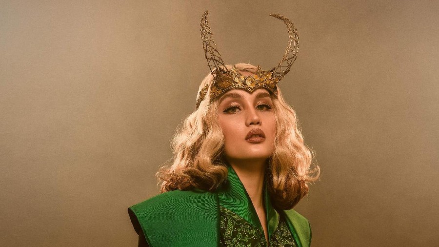 Rangga Azof, Omar Daniel, dan Cinta Laura tampil sebagai Loki.