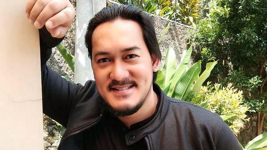 Kabar duka kembali menerpa dunia hiburan Tanah Air. Alino Octavian aktor pemeran 'Suara Hati Istri' meninggal. Yuk intip potretnya!