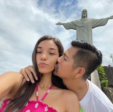 Potret Mesra Erick Iskandar & Sang Tunangan yang Tengah Berbadan Dua