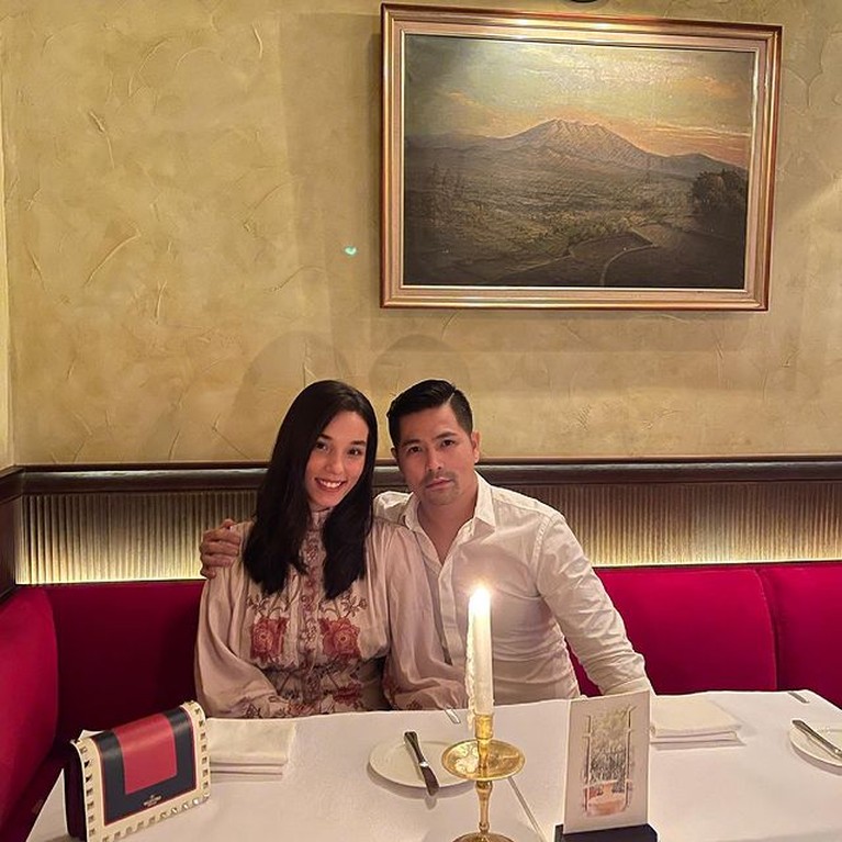 Potret Mesra Erick dan Sang Tunangan yang Tengah Berbadan Dua Vanessa Lima tunangan Erick Iskandar tengah mengandung. Yuk kita intip potret kemesraan mereka!
