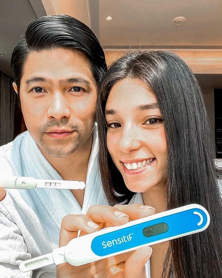 Potret Mesra Erick dan Sang Tunangan yang Tengah Berbadan Dua Vanessa Lima tunangan Erick Iskandar tengah mengandung. Yuk kita intip potret kemesraan mereka!