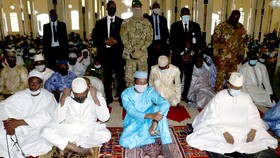 Presiden Interim Mali Nyaris Ditusuk saat Salat Iduladha
