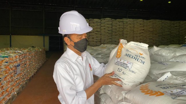 Presiden Joko Widodo memastikan stok beras nasional mencukupi kebutuhan konsumsi nasional saat penerapan PPKM.