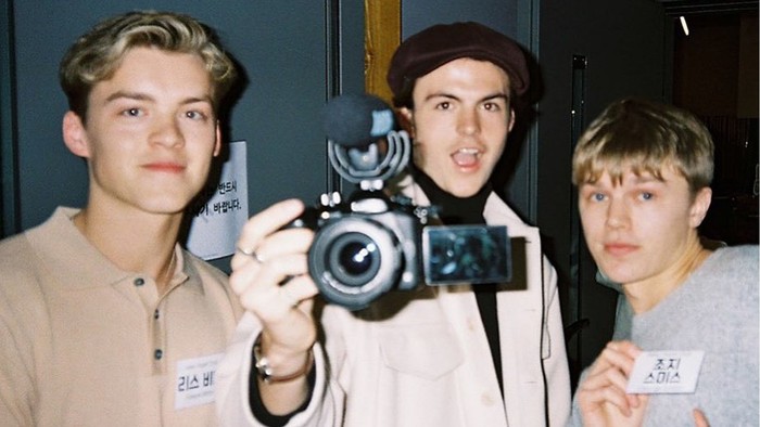 Punya suara merdu dan pandai bermain alat musik, New Hope Club seringkali bikin cover lagu dari penyanyi lain, lho. Seperti BTS, James Smith, Taylor Swift, Justin Bieber, sampai Yerin Baek dalam kanal Youtube mereka. (Foto: instagram/newhopeclub).